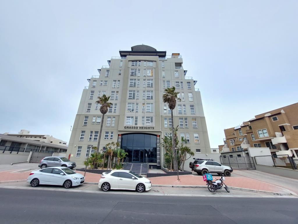 Semi-furnished two bedroom apartment To Let in Bloubergstrand 