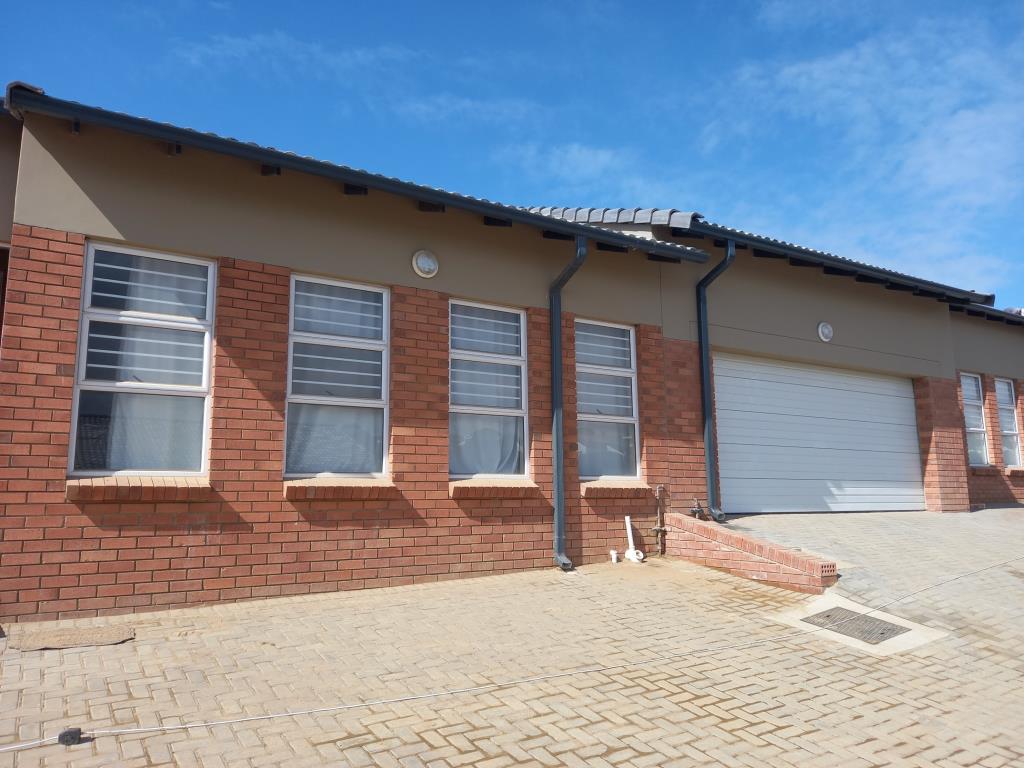 Stunning five-bedroom townhouse to rent in Meadowlark, Beacon Bay