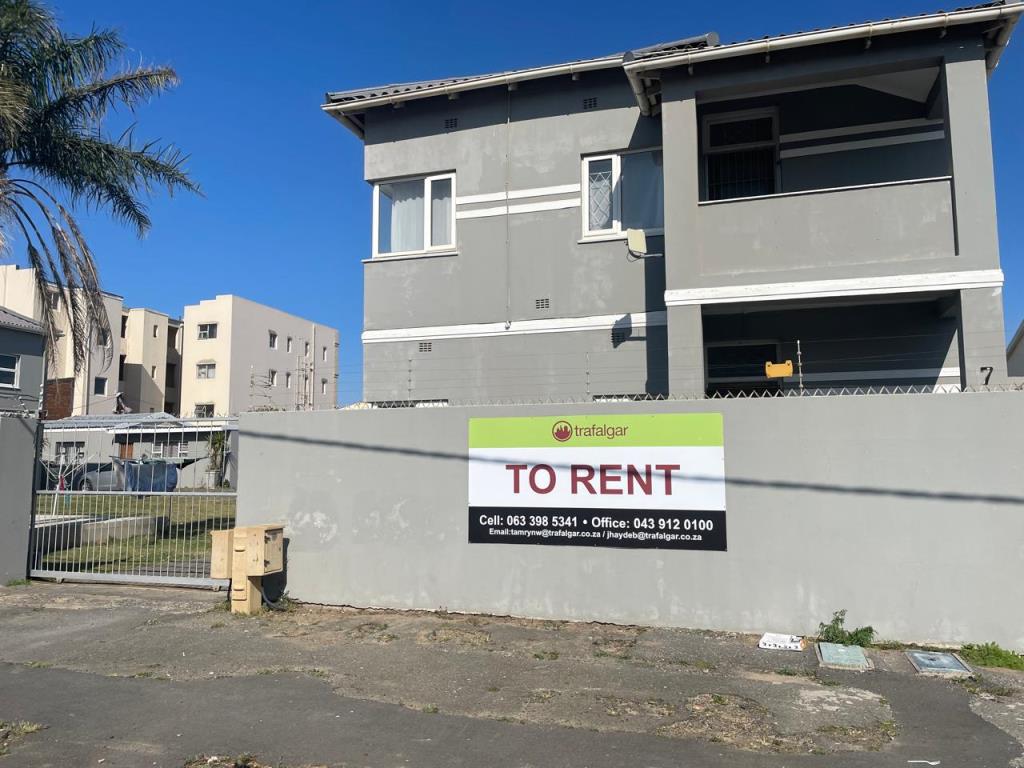 Neat bachelor flat in Tennyson Street, Quigney