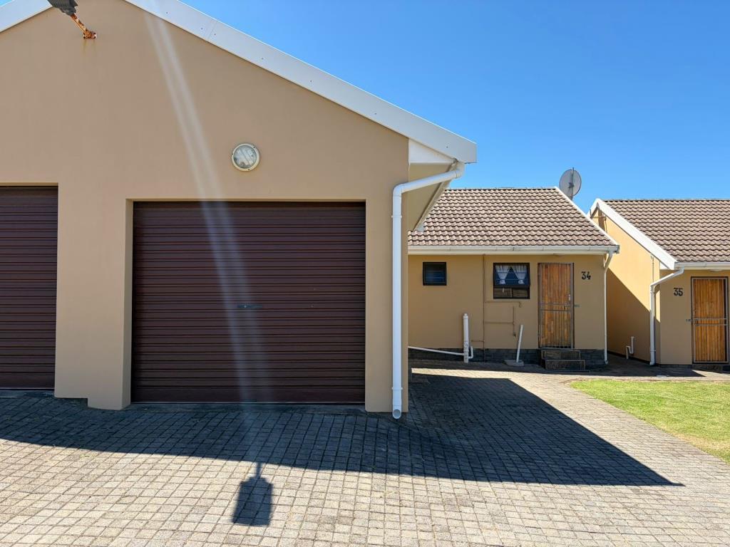 Neat Two Bedroom Townhouse For Rent in Riley place, Gonubie