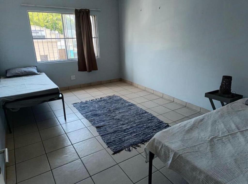 Neat semi-furnished room to rent in North Street with cupboards 