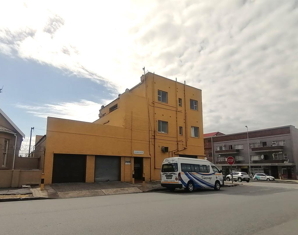 2BR Flat to Rent in Loanda Court, Quigney |Convenient |Secure 