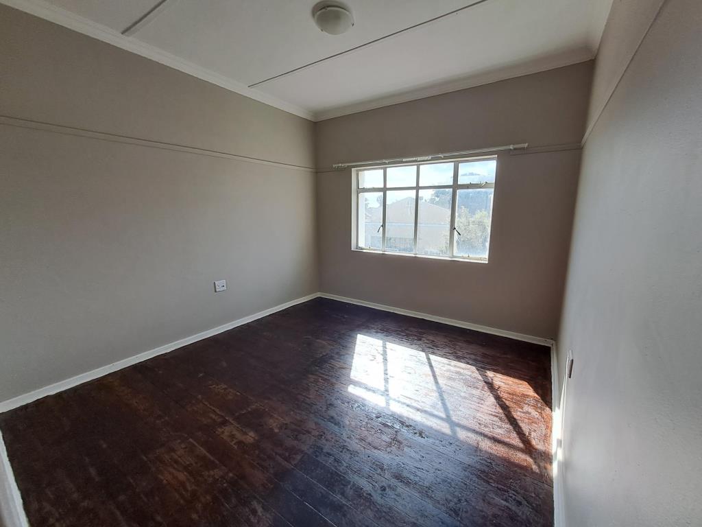 Neat bachelor flat in Mount Nelson, Southernwood.