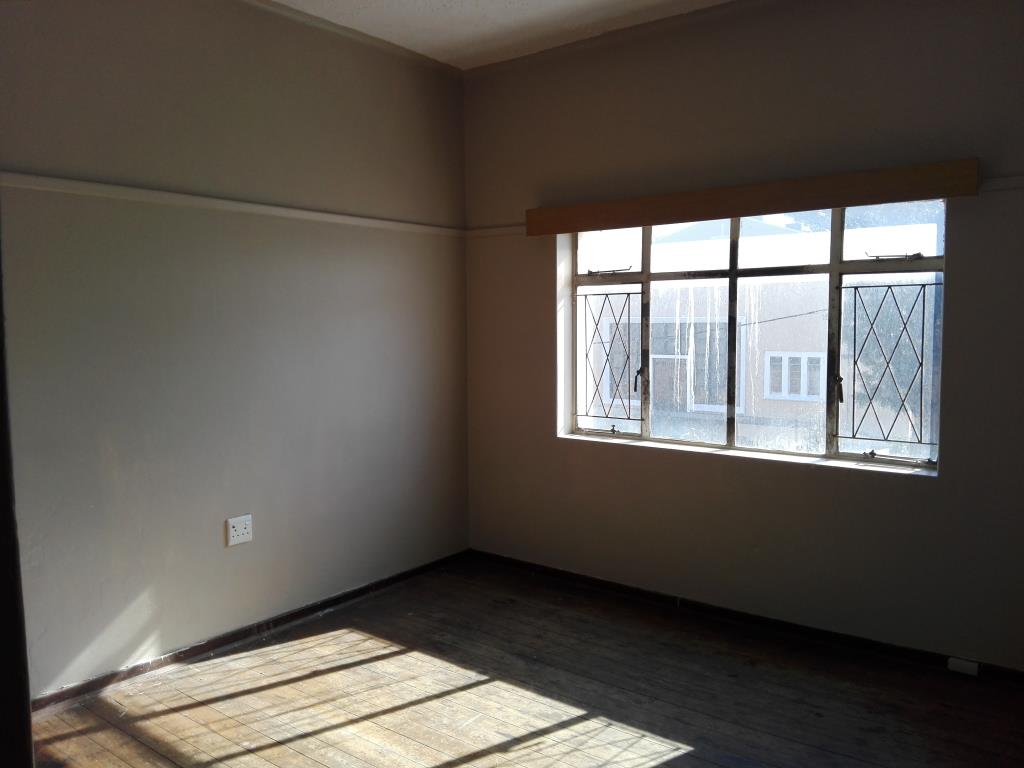 Newly-painted bachelor flat in Mount Nelson, Southernwood