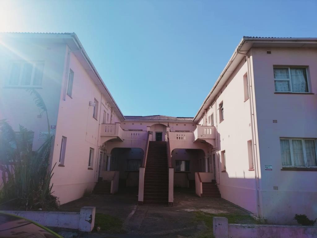 For Rent: Spacious Two Bedroom Flat With Garage in Balmoral Mansions, Quigney