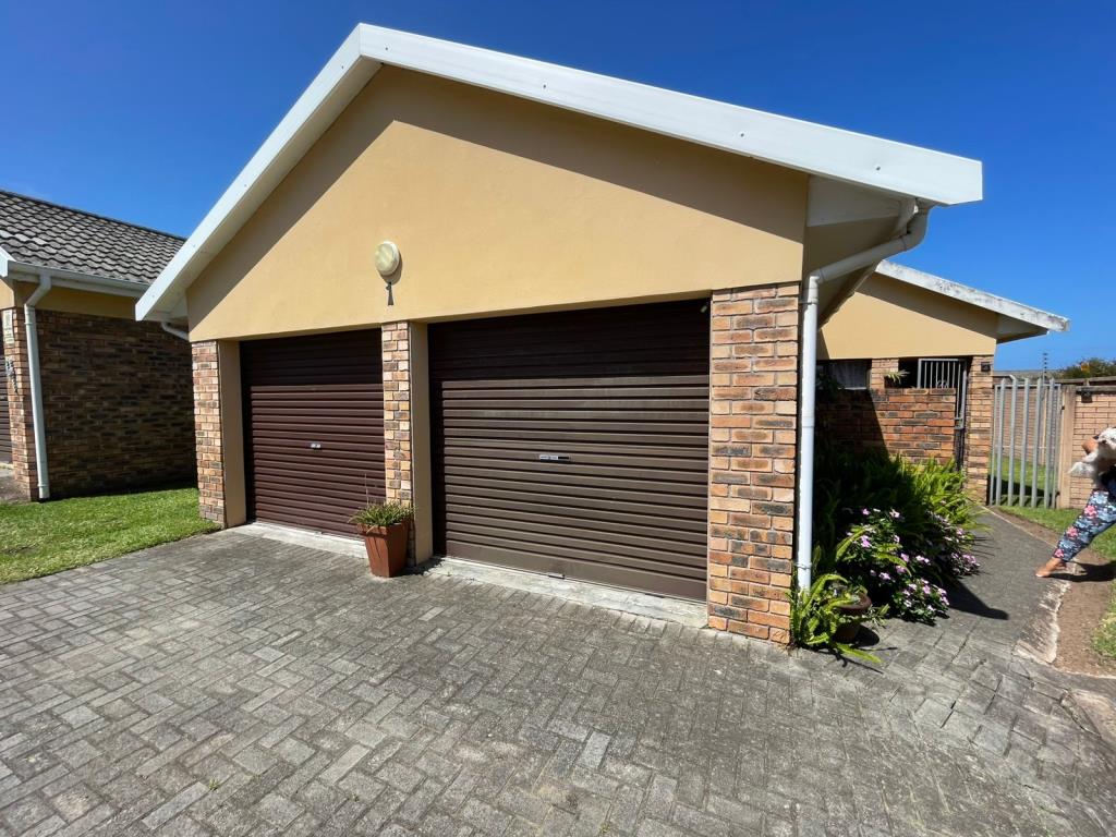 Modern two-bedroom townhouse in Coolray Place, Gonubie