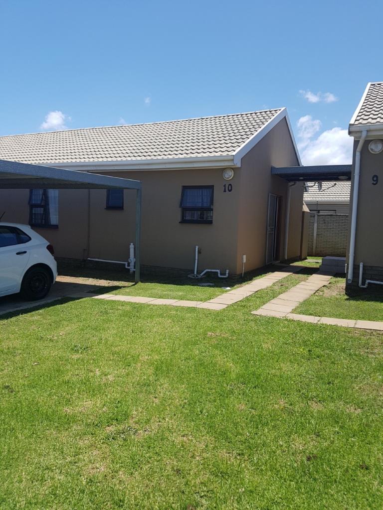 Neat two-bedroom townhouse in Dayna Crescent, Gonubie 