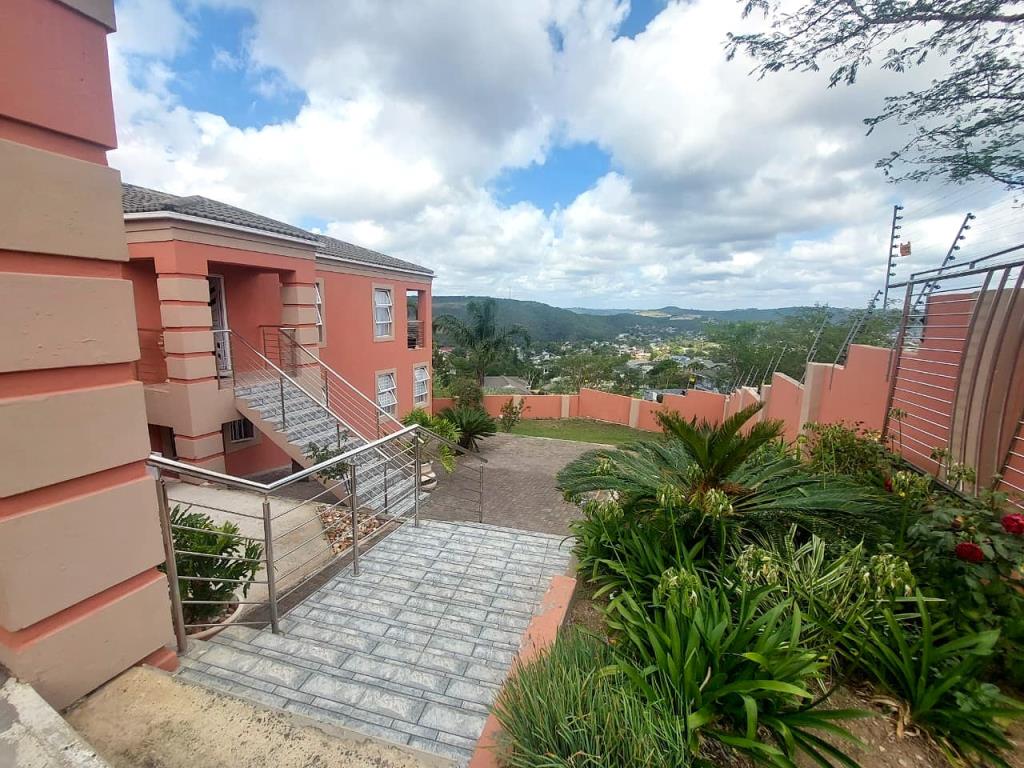 Luxurious 6 Bedroom House For Rent in Da Vinci Road, Nahoon Valley Park