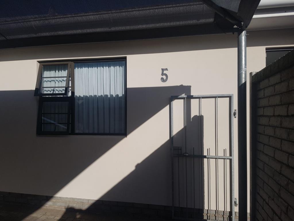 Modern three-bedroom townhouse in Roxy Lane, Gonubie