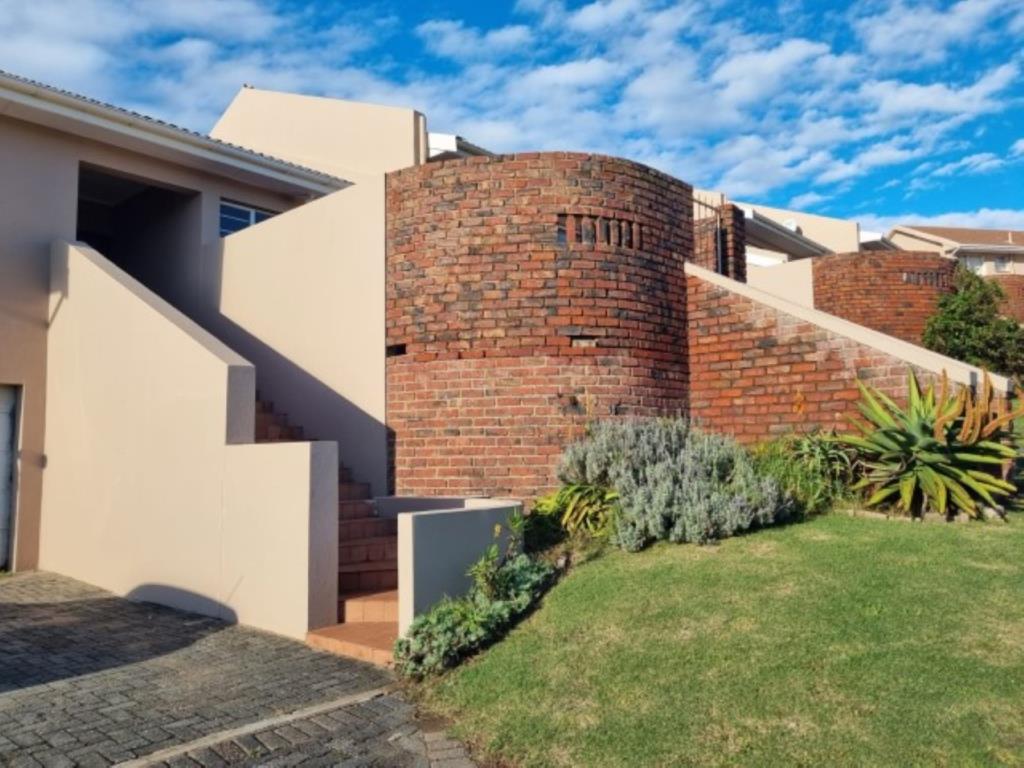 Spacious three-bedroom townhouse in Aloe Place, Gonubie