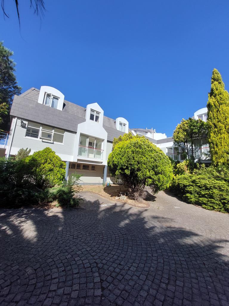 Unfurnished 3 Bedroom available in Vredehoek